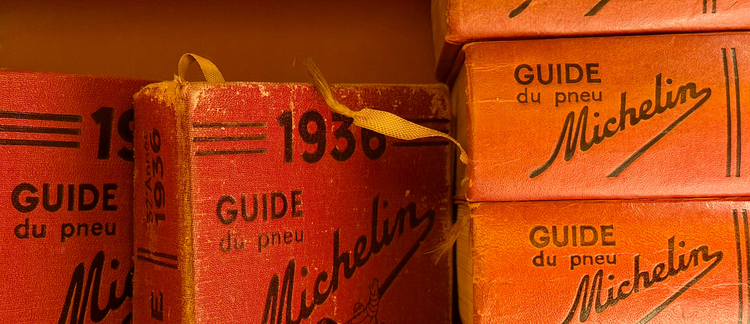 Literary value in the era of big data. Operationalizing critical distance in professional and non-professional reviews